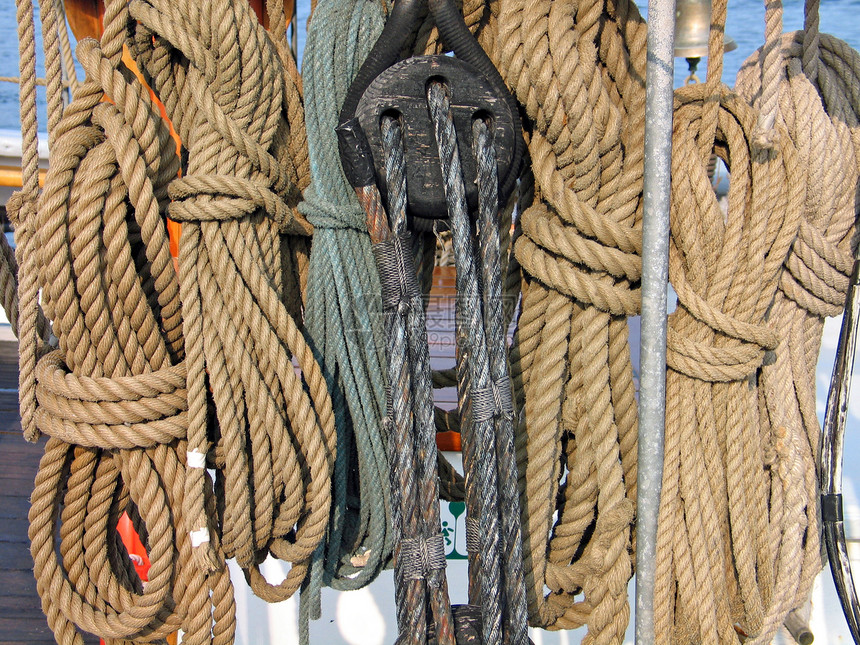 帆船上的Ropes运动航行木头帆船赛港口绳索桅杆航海休闲血管图片