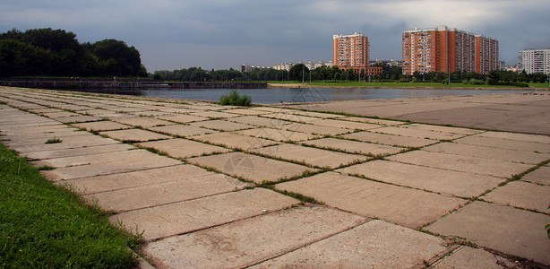 市中心的池塘背景图片