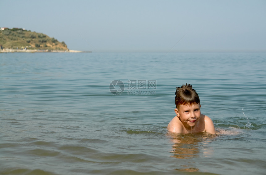 男孩在海滩上孩子童年男人假期太阳蓝色海岸线男孩们孩子们男性图片