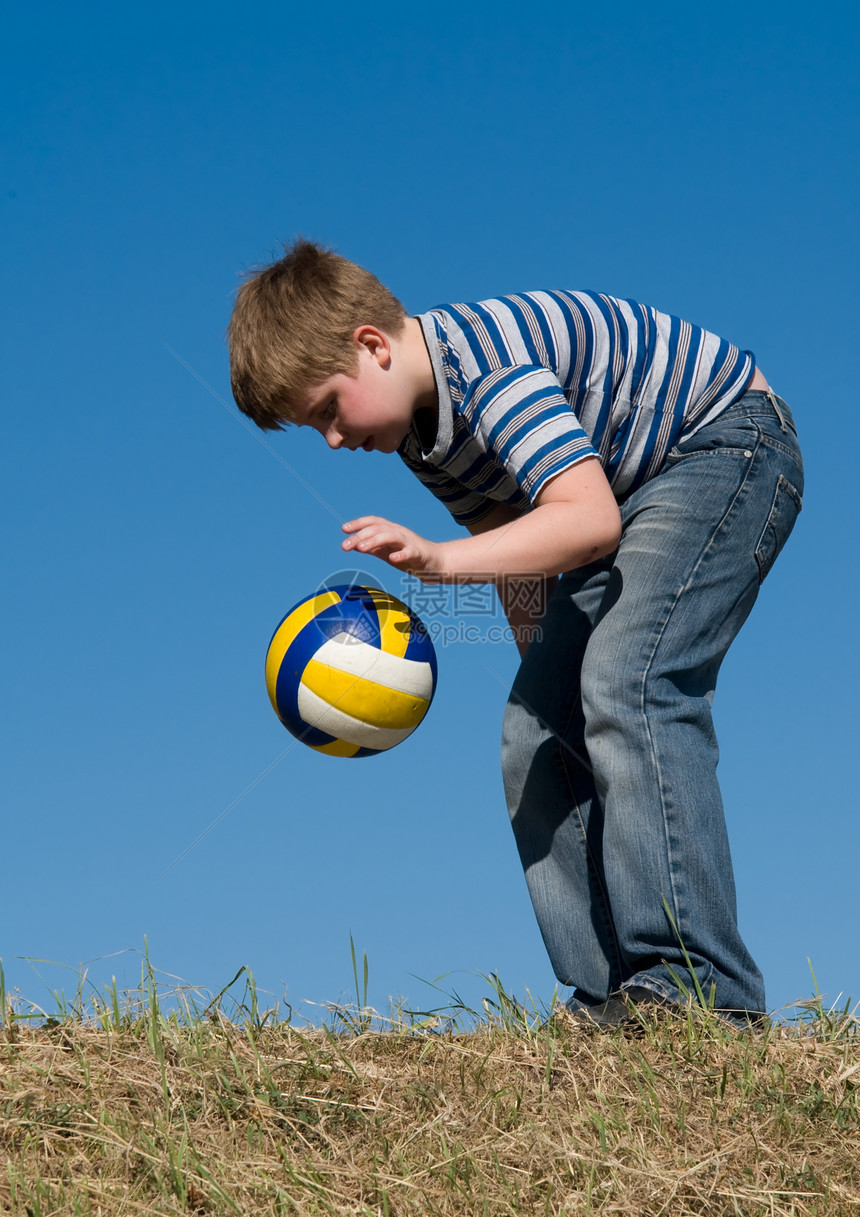 有球的男孩手臂学校男生教育天空太阳排球空气男人男孩们图片