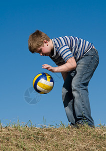 有球的男孩手臂学校男生教育天空太阳排球空气男人男孩们背景图片