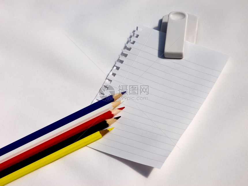 白夹上白纸条和彩色铅笔图片
