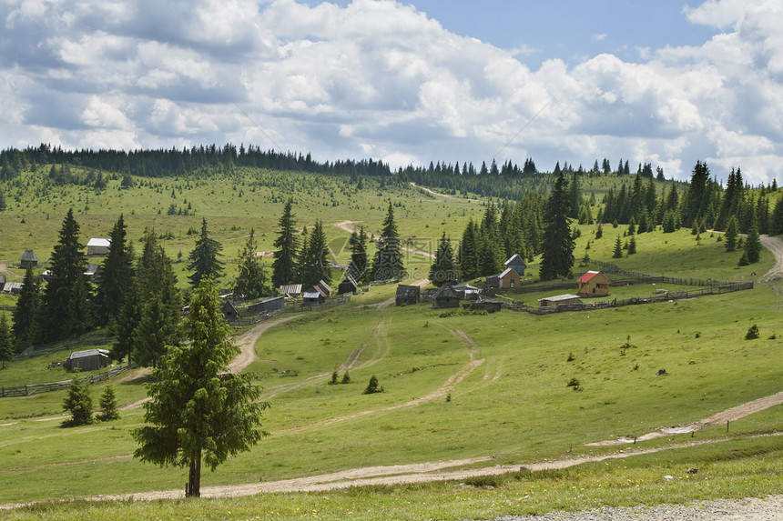 农村景观地标小路植被天空杉树旅行牧场建筑绿色旅游图片