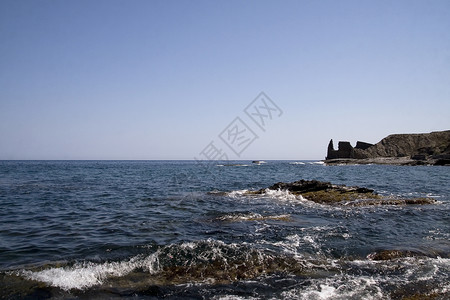 在地中海沿岸的岩石上石头支撑利润废墟波浪喘息洪水陷阱假期背景图片