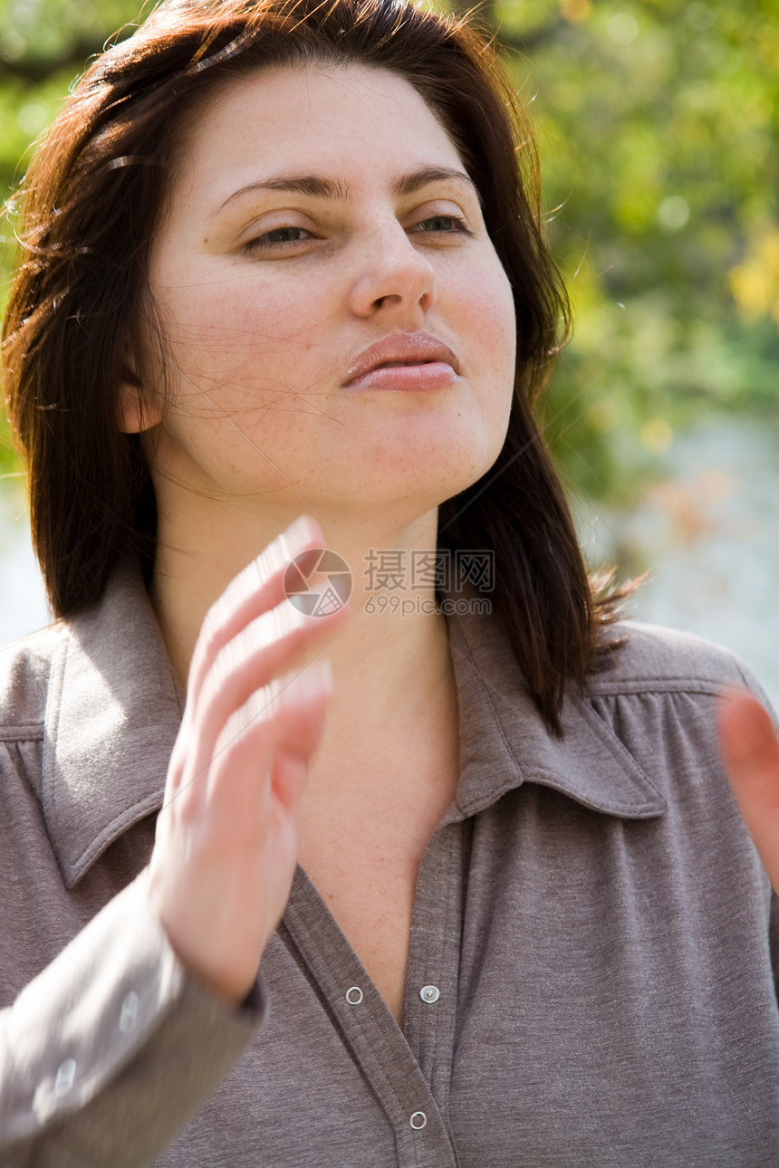 美丽的女孩土地绿色快乐植物群植物头发花园成人晴天叶子图片