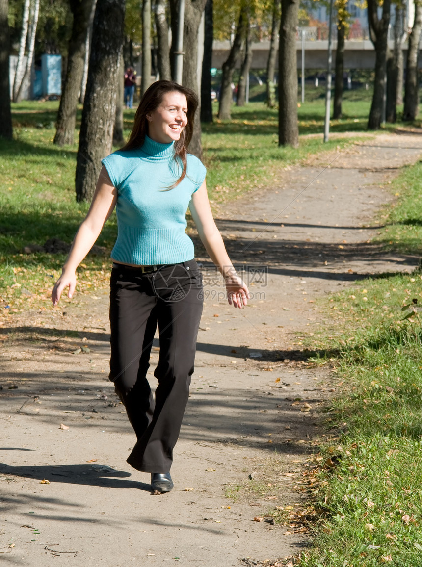 女子在秋天公园散步快乐叶子公园花园绿色头发城市黄色阳光成人图片