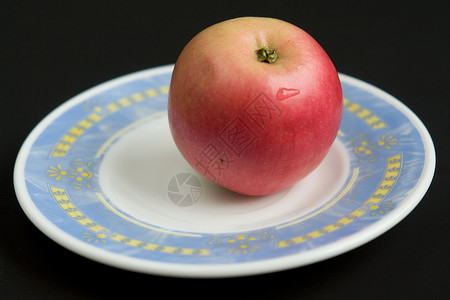 碟子上的红苹果背景图片