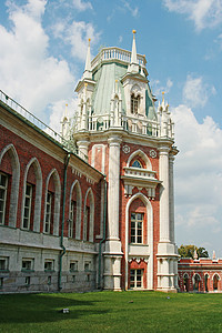 察里奇诺沙里西诺语Name住宅绿色天空草地公园历史文化红色背景