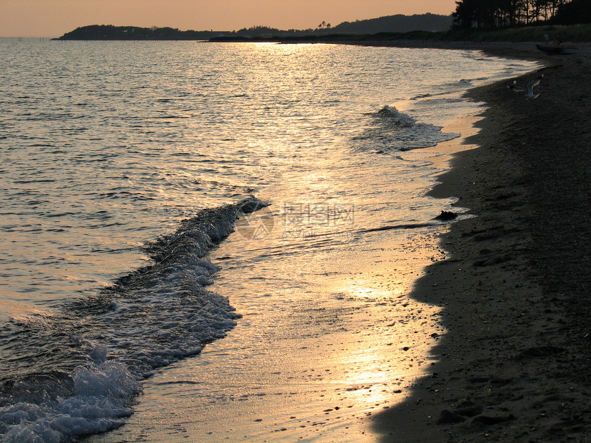 海滩日落风景波纹孤独旅行冲浪阳光日出天空场景黄色图片