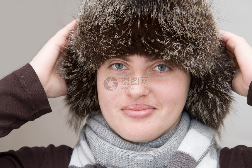 冬季时间快乐冷冻幸福鼻子头发女性季节帽子微笑毛衣图片