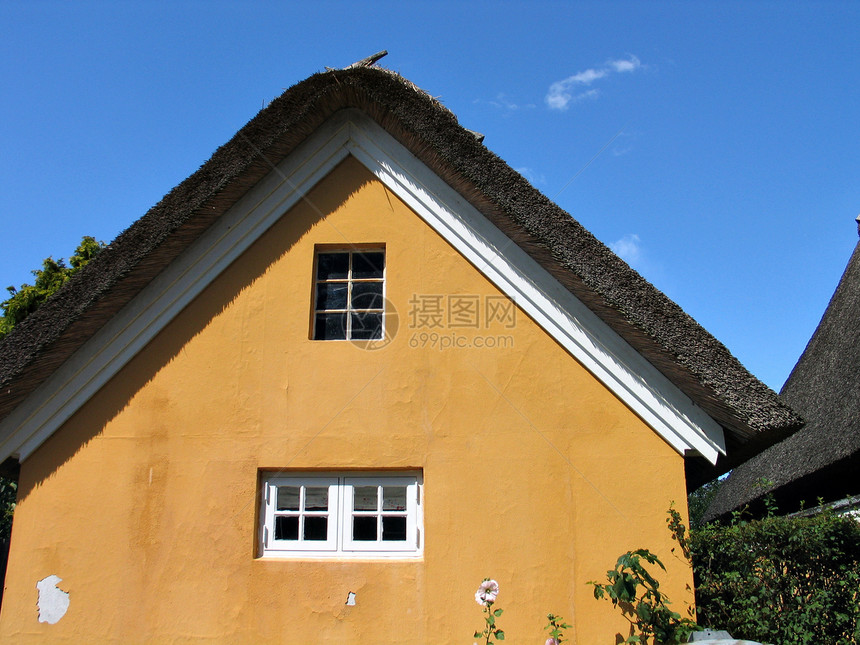 丹麦典型的有稻草屋顶的乡村式住房图片