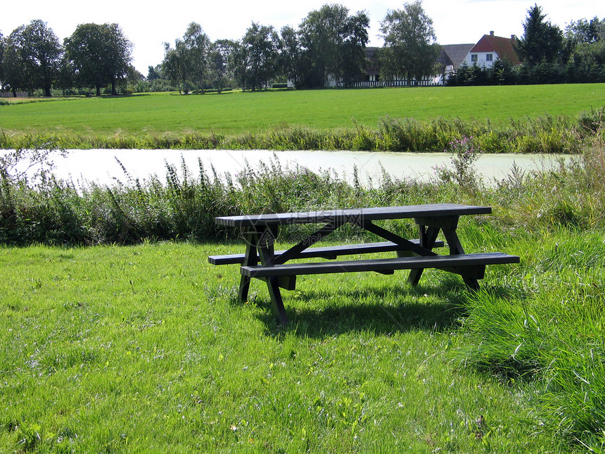 池塘旁的野餐 休息图片