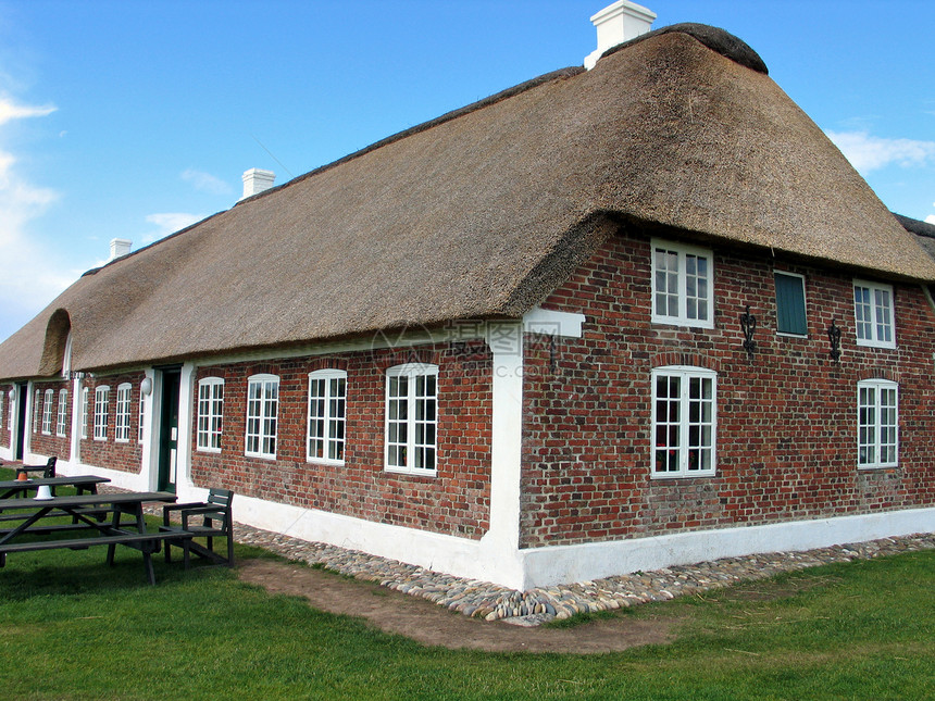 丹麦 带有稻草屋顶的农庄房图片
