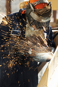 焊接火花劳动面具火炬火焰工作安全焊机生产金属男人背景图片