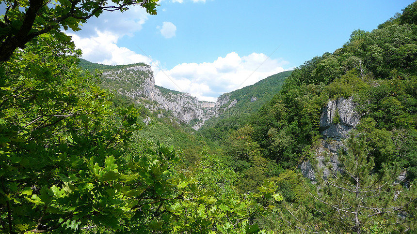 蓝色的天空和山岳顶峰太阳风景旅游绿色岩石土地气候地形地平线图片