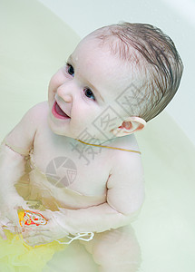 洗澡时的幼儿眼睛童年孩子快乐健康男生儿童卫生婴儿狂欢背景图片
