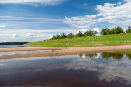 河上一年的一天旅行蓝色土地环境水域阳光绿色天空镜子田园背景图片
