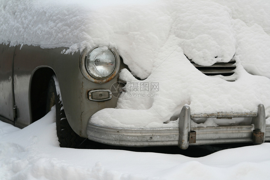 雪中车里的车大灯暴风雪降雪冷冻天气冻结图片