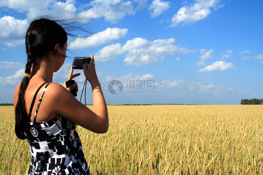 女孩拍摄的自然特征照片耳朵乐趣女士蓝色自由天空草地妻子天堂相机图片