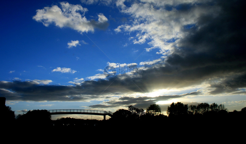 桥桥日落太阳风景场景天空阳光黑色黄色射线辉光蓝色图片