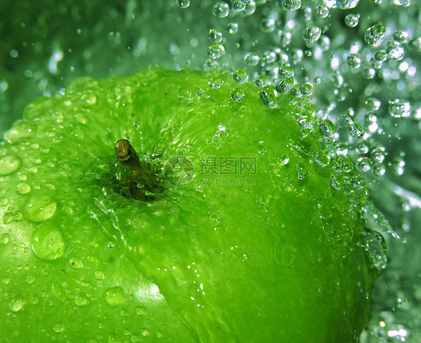 绿苹果气泡蔬菜健康水果漂浮蓝色波纹液体饮食悬浮图片