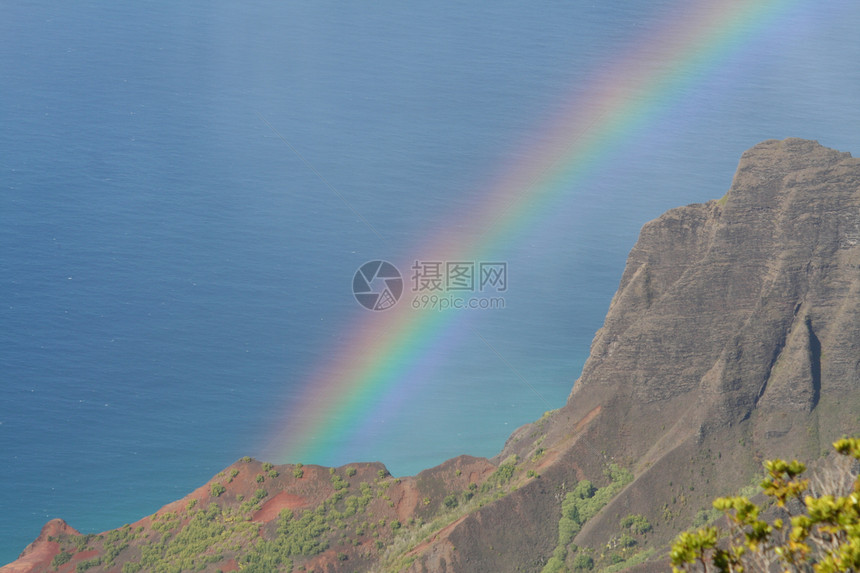 彩虹和海假期悬崖天空阳光海洋图片