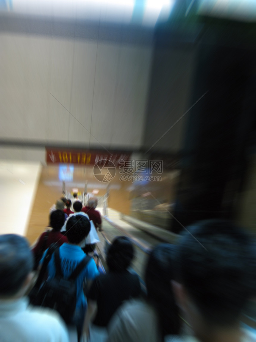 飞机场红色手提箱乘客行李旅行者蓝色电梯航班假期走廊图片
