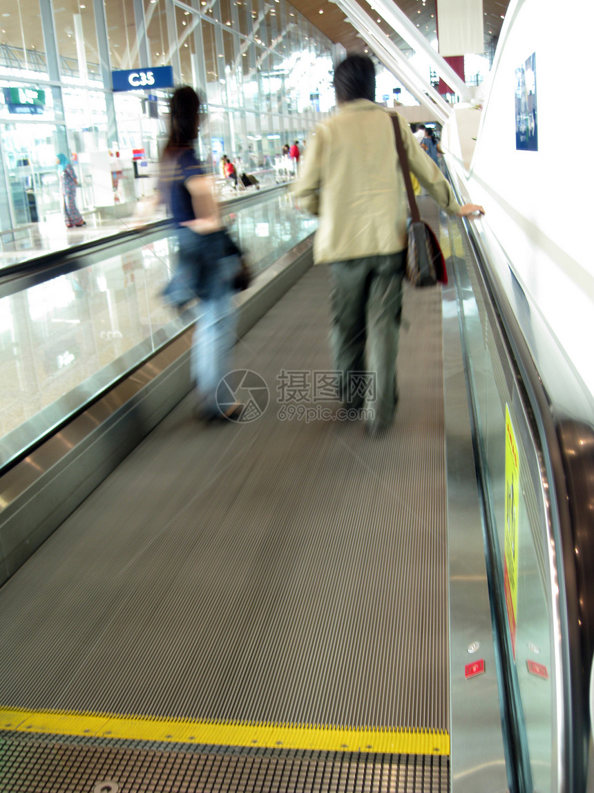飞机场旅行乘客走廊行李手提箱旅行者红色假期蓝色航班图片
