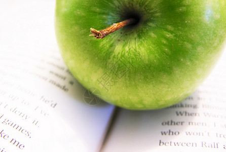 打开书本上的绿苹果背景图片