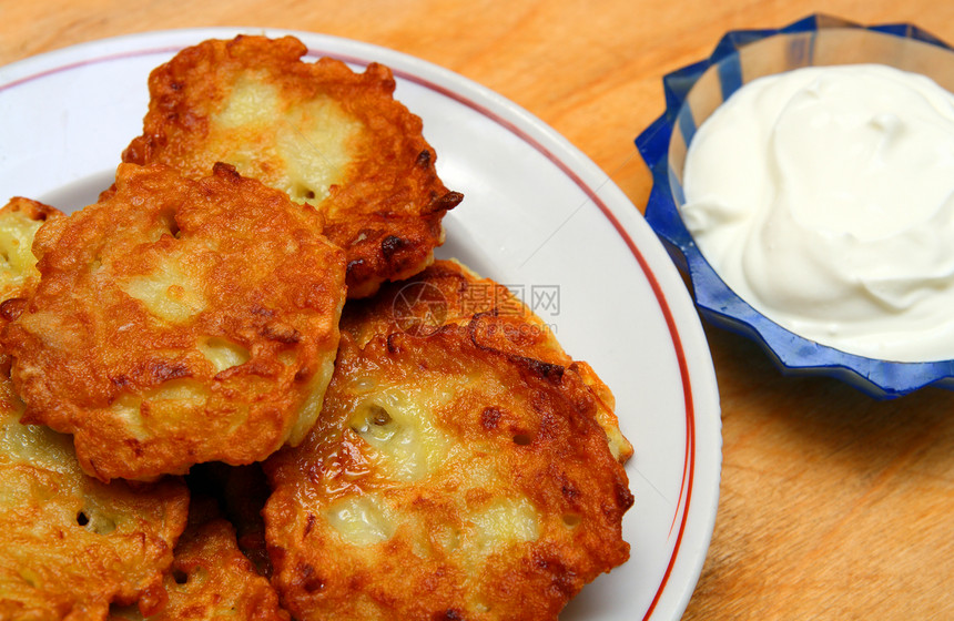 土豆煎饼加酸奶油蛋糕蔬菜宏观圆圈棕色饼子美食小吃午餐油条图片