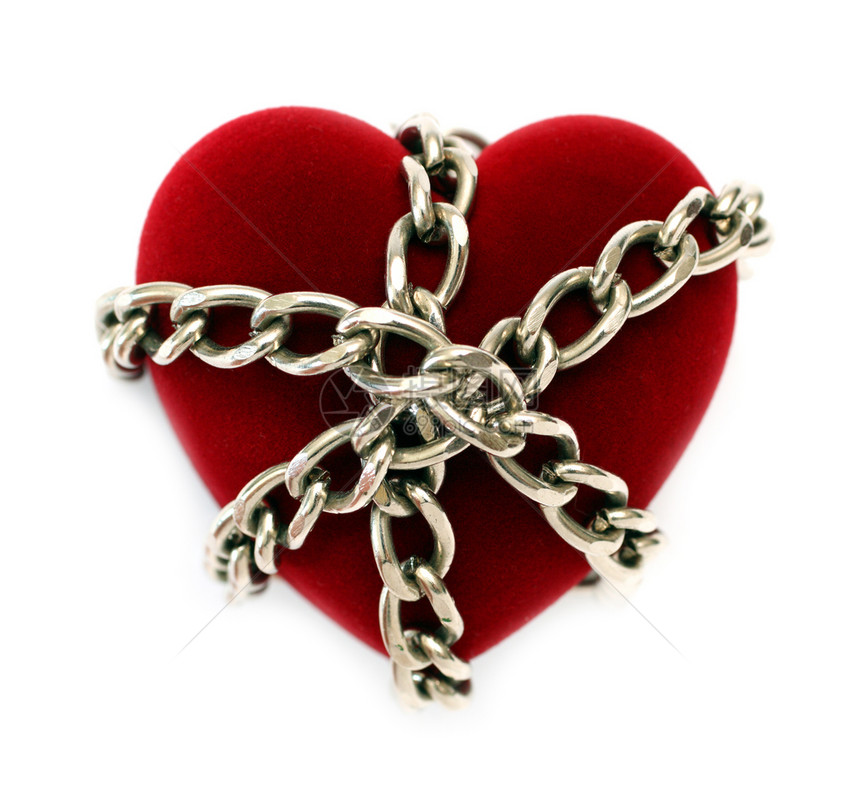 红色的心与链锁在一起锁定白色金属束缚图片