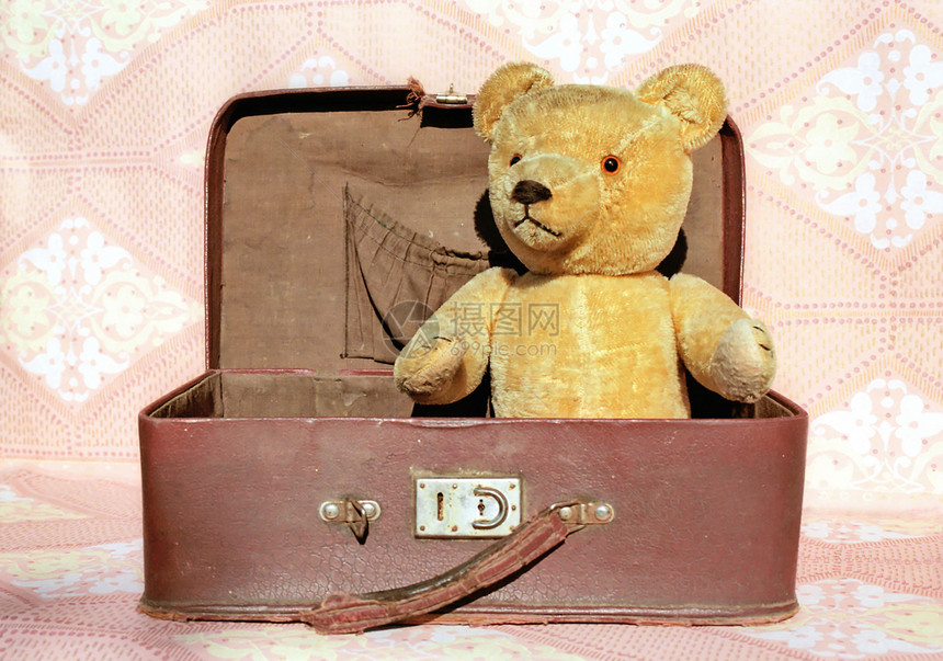 穿旧手提箱的泰迪熊图片
