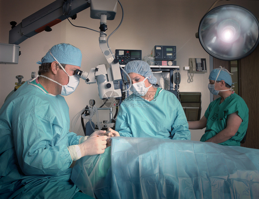 外科手术操作监视器团队仪器帽子程序磨砂膏显微镜医生助手图片