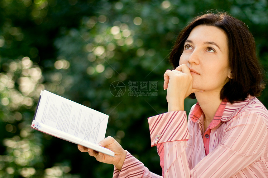 公园中女性阅读大学学习头发森林场地女士深色绿色农村学生图片