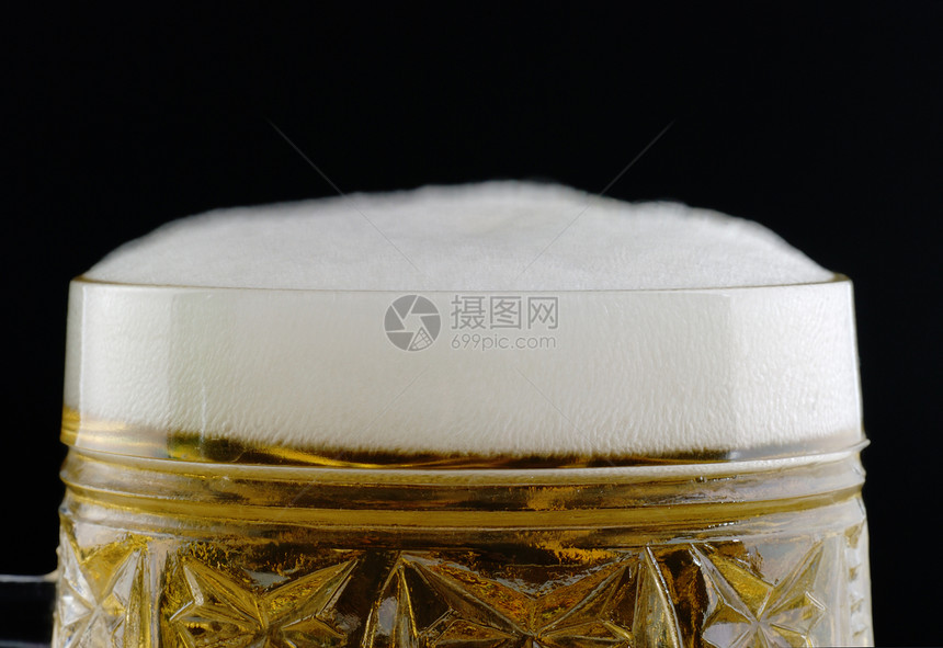 啤酒杯玻璃宏观口渴酒精液体黄色泡沫啤酒气泡淬火图片