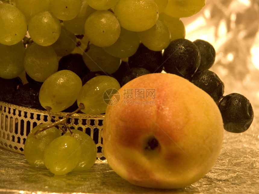 葡萄和桃子黄色绿色粉色黑色图片