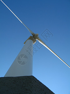 风车活力能源蓝色绿色天空背景图片