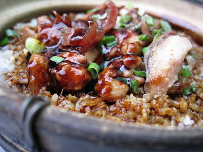泥锅鸡米饭文化咸鱼香肠酱油韭菜食物陶罐背景图片