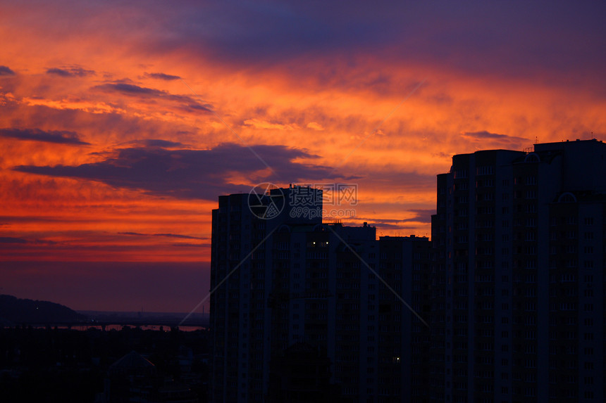 夜钟气氛日落城市橙子黑色紫色蓝色天空剪影天气图片