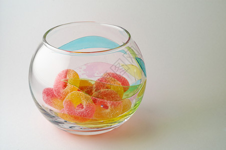 玻璃碗中的糖果水平背景图片