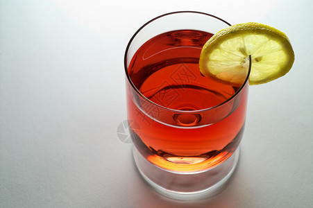 一杯红色液体(葡萄酒 茶等) 柠檬片(横向)背景图片