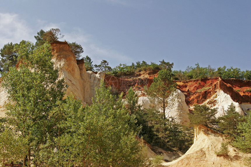 法国南部普罗旺斯 Rustrel 附近普罗旺斯的赭石岩石帝国树木地景景观风景地貌图片