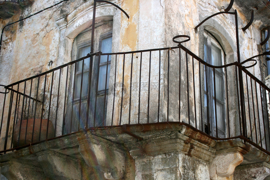 古老的秃鹰石头金属建筑窗户废墟房子石材栏杆阳台图片