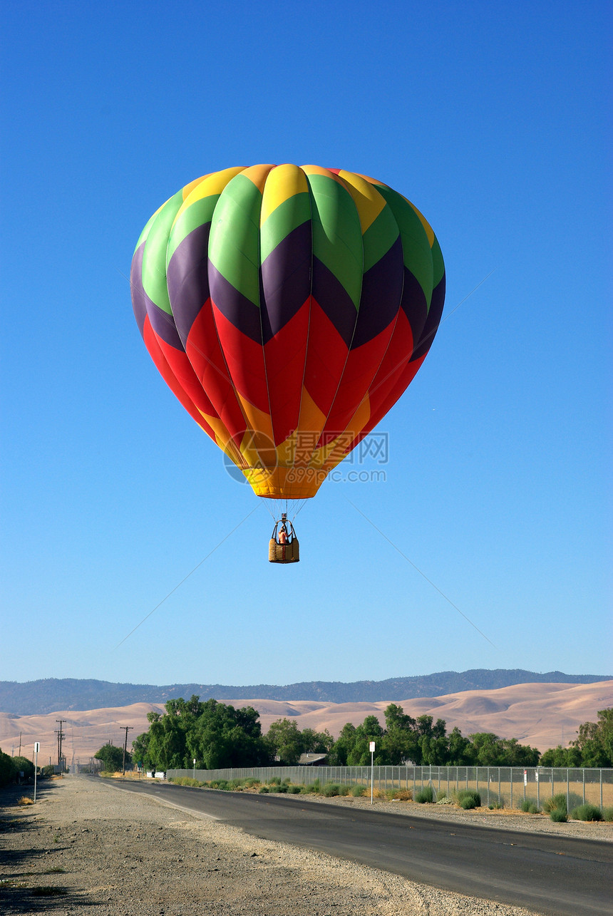 降落热气球购物车天空飞行图片