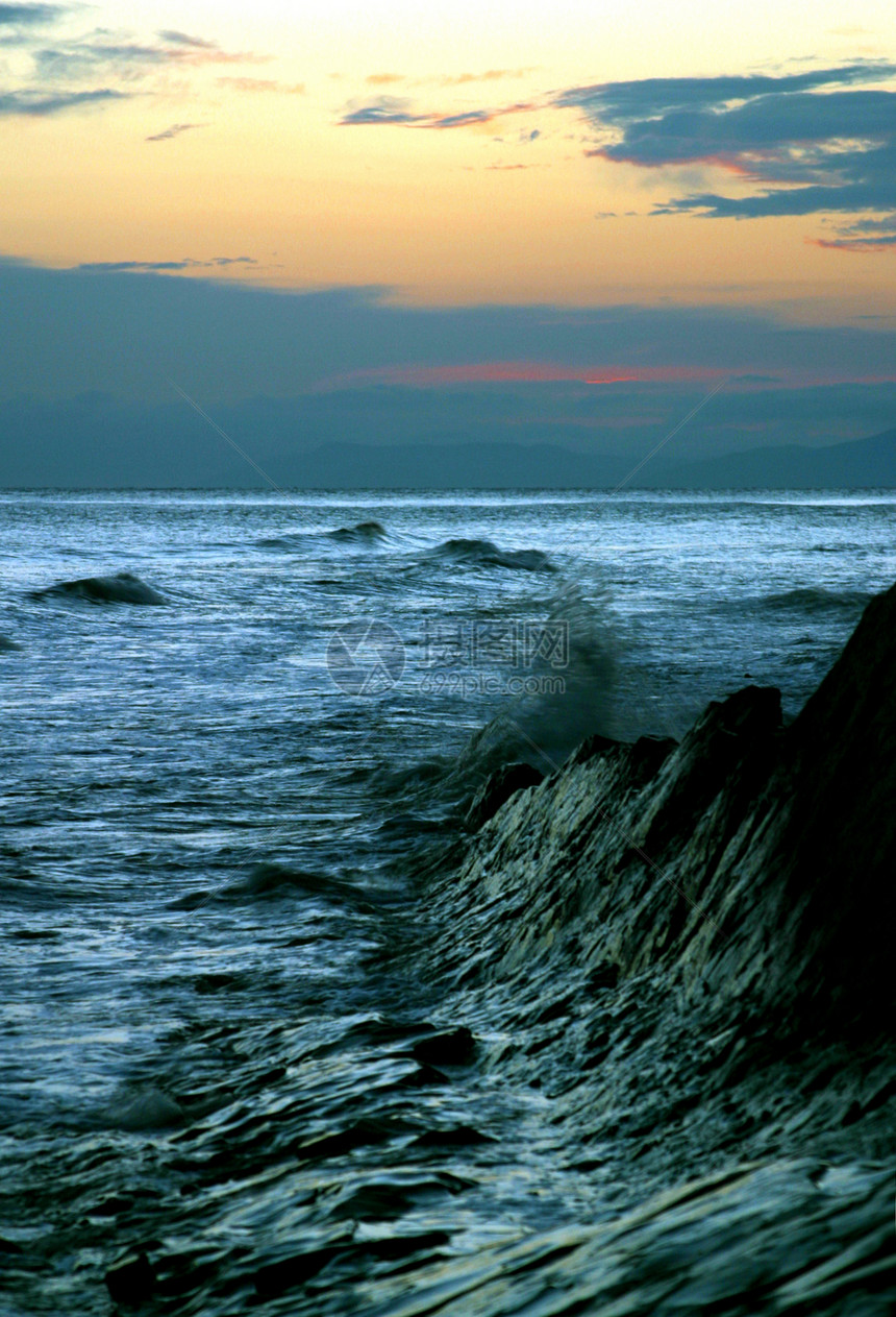 海岸蓝色火花黑暗日落石头海浪图片
