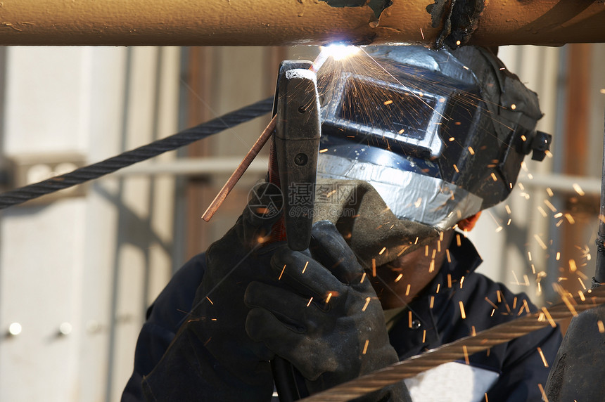 弧焊接焊机工作安全男人生产劳动火焰金属面具火炬图片