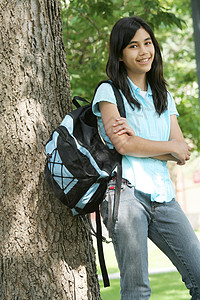 背着背包站在树旁的少女青少年学生混血晴天中学精力孩子女孩背景图片