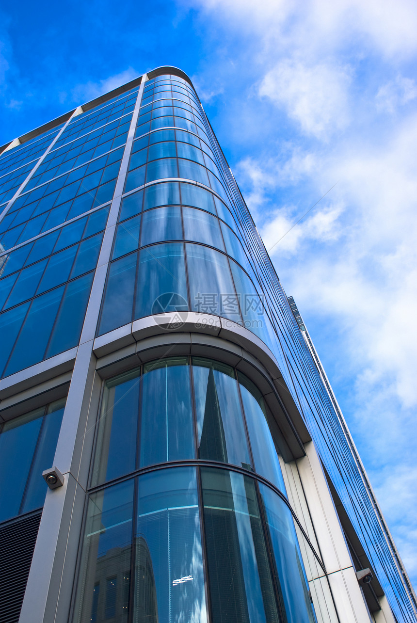 对抗蓝天的摩天大楼办公室总部反射公司建筑学未来派镜子港区技术天空图片