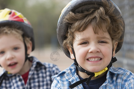 穿着自行车头盔的小男孩背景图片