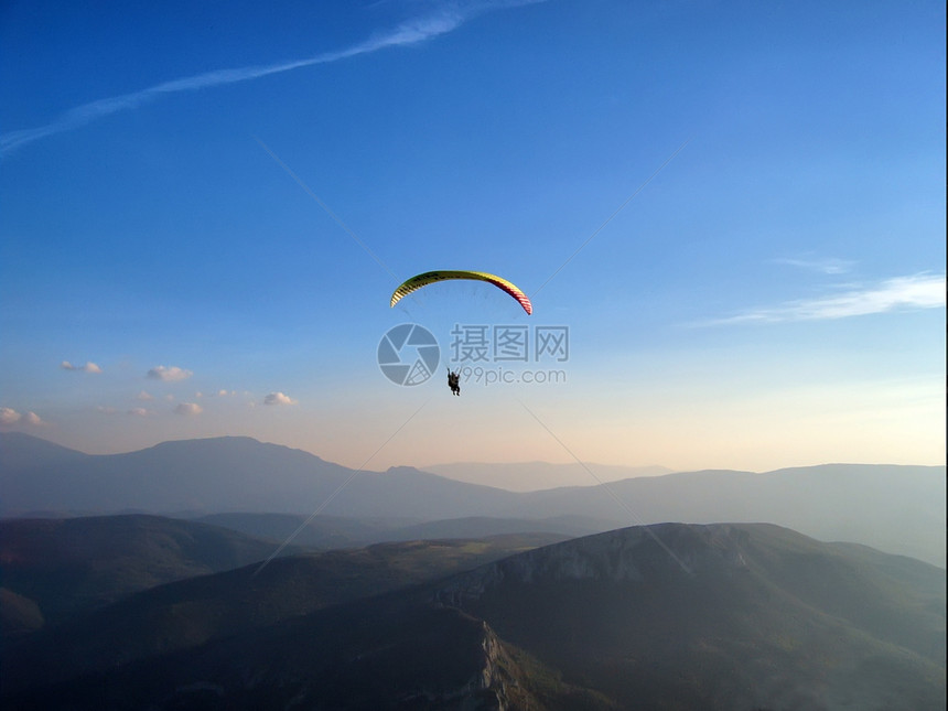 滑行滑动黄色乐趣冒险翅膀降落伞天空飞行自由运动蓝色图片